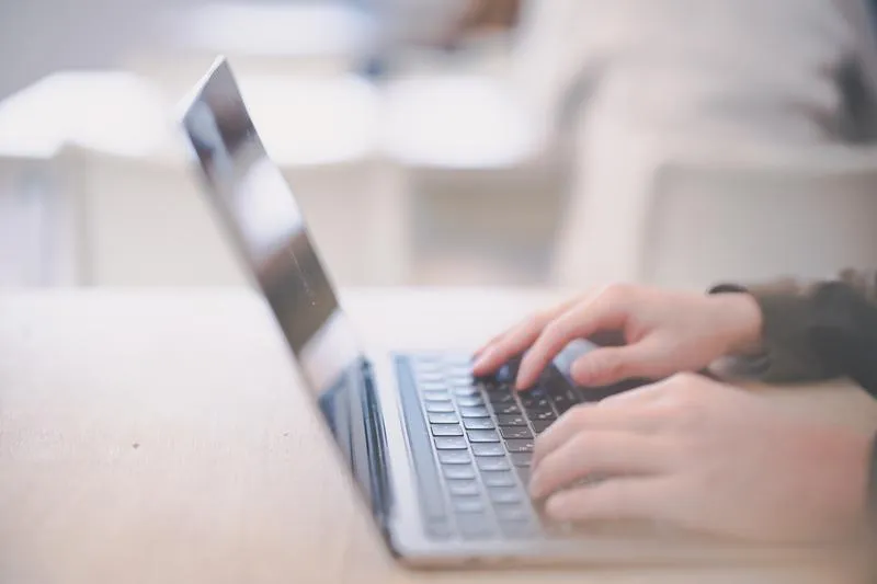 背景は、Excelによる船積書類作成の負担と属人化